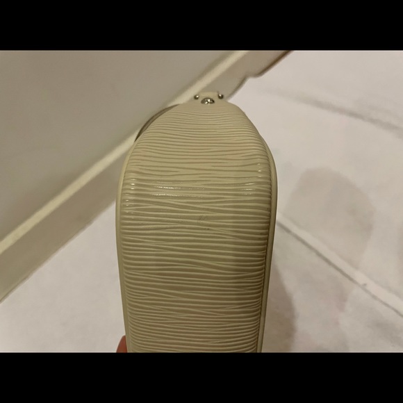 Louis Vuitton Montaigne Clutch Epi Leather White - Picture 6 of 10